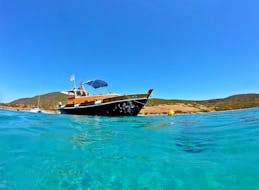 Foto del barco de Onda Blu Asinara utilizado para el Viaje en Barco Privado desde Stintino al Parque Nacional de Asinara con Almuerzo con Onda Blu Asinara.