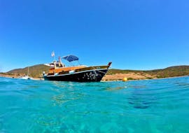 Foto van de boot van Onda Blu Asinara gebruikt voor de privéboottocht van Stintino naar Asinara National Park met lunch met Onda Blu Asinara.