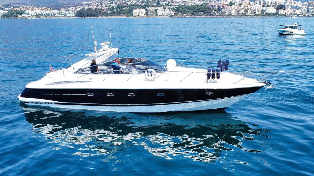La barca usata durante la Gita in barca privata da Estepona con cibo, bevande, snorkeling e SUP con Sail & Power Charters Estepona.