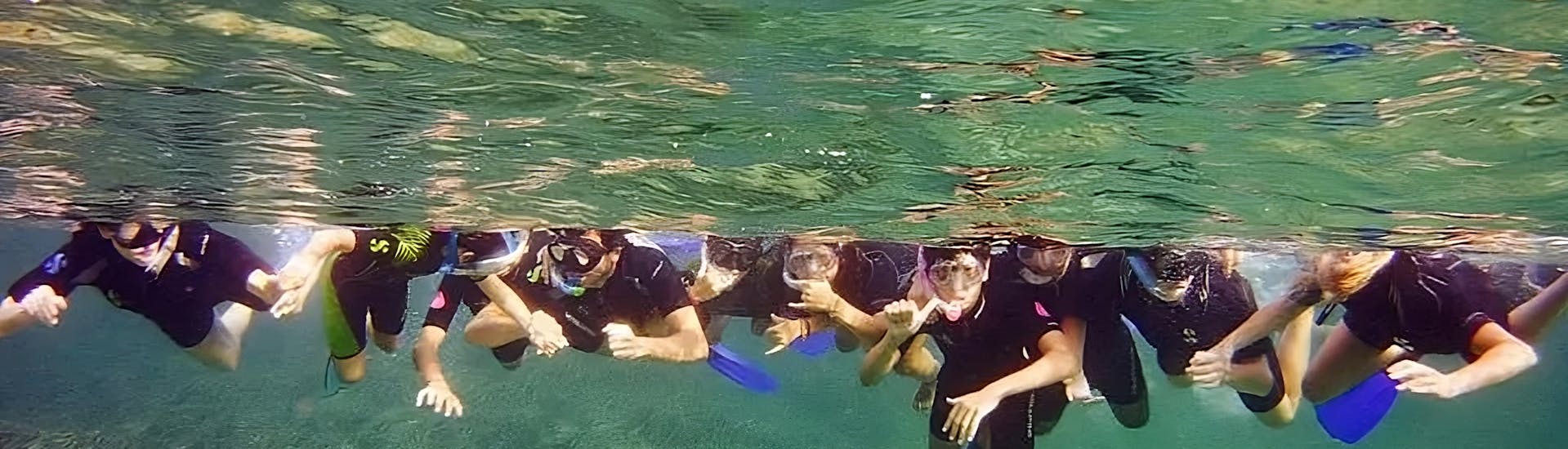 Un grupo durante una excursión de esnórquel en el Puerto de Addaia en Menorca con Blue Dive Menorca.