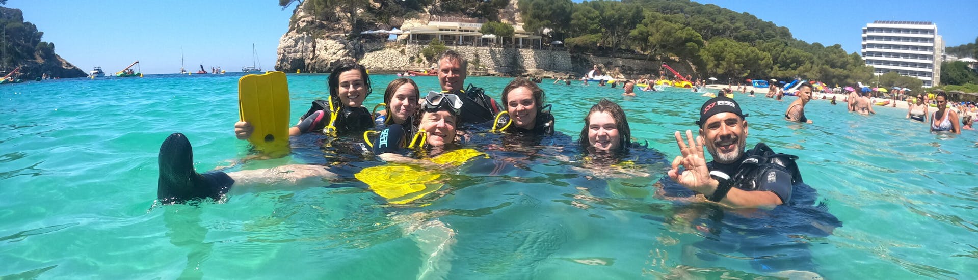 Un groupe fait un Baptême de plongée à Cala Galdana sur l'île de Minorque avec Blue Islands Diving Menorca.