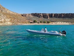 La barca usata per la Gita in barca privata da Kissamos alla spiaggia di Elafonissi e Kedrodasos con aperitivo con Crucero Al Paraiso Kissamos.