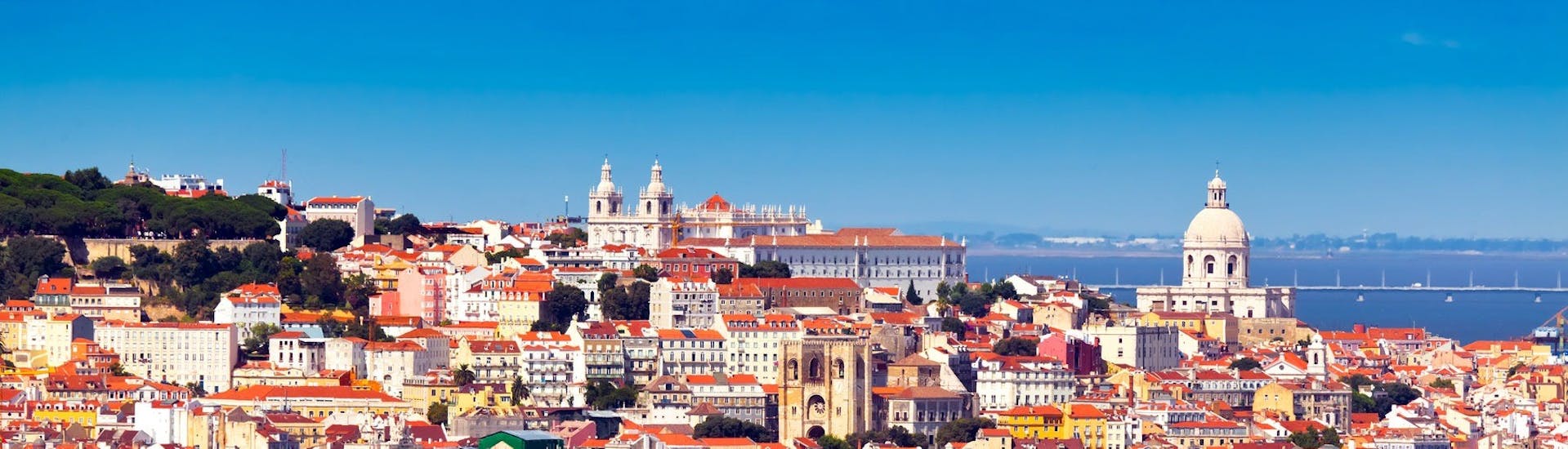 Lo skyline di Lisbona che potete ammirare durante la Gita in barca a vela privata da Lisbona lungo il Tago con sosta per nuotare con Corsair Expeditions Lisbon.