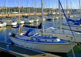 La barca a vela che userete durante la Gita in barca a vela privata da Lisbona a Cascais con sosta per nuotare con Corsair Expeditions Lisbon.