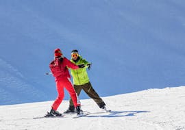 Een instructeur helpt zijn leerling zijn snelheid onder controle te houden tijdens privé-skilessen voor volwassenen bij de skischool Evolution 2 Avoriaz.