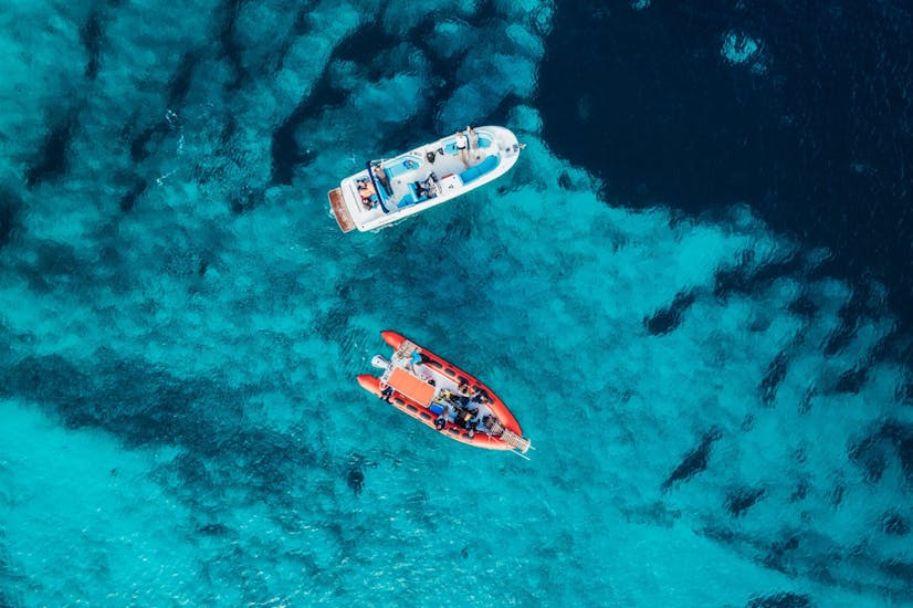 Vue sur l'Excursion en bateau de Cala Galdana à Cala Macarella & Cala de Trebalúger avec Blue Islands Diving Menorca.