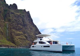 Catamaran durant l'excursion en catamaran depuis Funchal avec Observation des dauphins et arrêt baignade avec VIP Dolphins Madeira.
