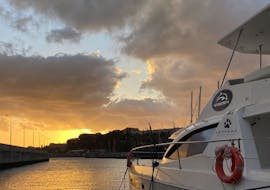Vue du coucher de soleil depuis le catamaran durant l'excursion en catamaran au coucher de soleil avec Observation des dauphins et baleines avec VIP Dolphins Madeira.