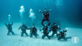 Un grupo durante un curso PADI Scuba Diver en Addaia para principiantes con Blue Dive Menorca.