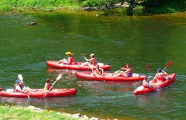 Un gruppo partecipa al noleggio kayak e canoe sul fiume Hérault - Tour famiglie 4 km con La Vallée des Moulins Hérault.