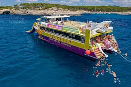 El catamarán con fondo de cristal durante un paseo en barco desde Portocolom a Cala d'Or y Cala Figuera con Starfish Glass Bottom Boats Mallorca.
