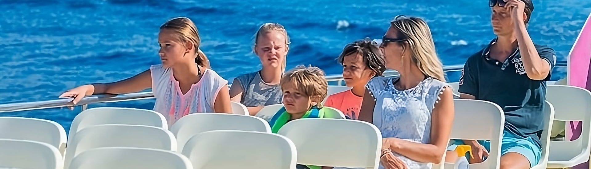 Algunas personas durante un paseo en catamarán desde Portocolom a Cala d'Or y Cala Figuera con Starfish Glass Bottom Boats Mallorca.