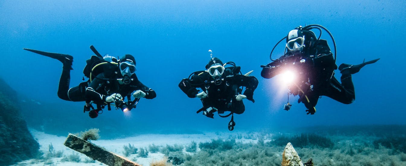 Des plongeurs explorent les fonds marins pendant un Baptême de plongée pour Débutants à Sliema avec Malta Blue Diving.