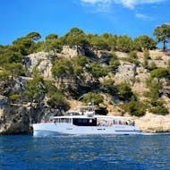 Boat navigating along the calanques during the boat Trip to 7 Calanques of Cassis and Marseille from Bandol from Atlantide Promenades en mer Bandol.