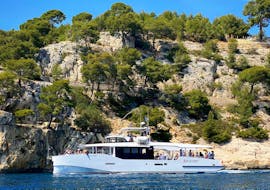 Bateau naviguant le long des calanques pendant l'excursion en bateau vers 7 Calanques de Cassis et Marseille depuis Bandol avec Atlantide Promenades en mer Bandol.
