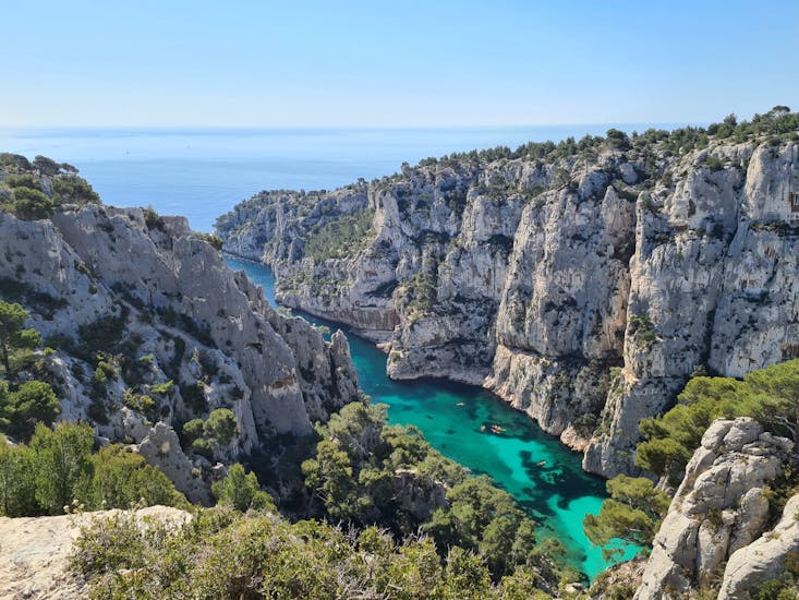 La belle calanque avec ses eaux turquoises pendant l'excursion en bateau vers 7 Calanques de Cassis et Marseille depuis Bandol.