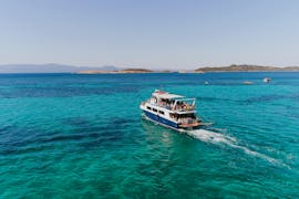 Bateau dans le lagon bleu durant l'excursion en bateau d'Ouranoupolis au Lagon Bleu avec repas grecque.