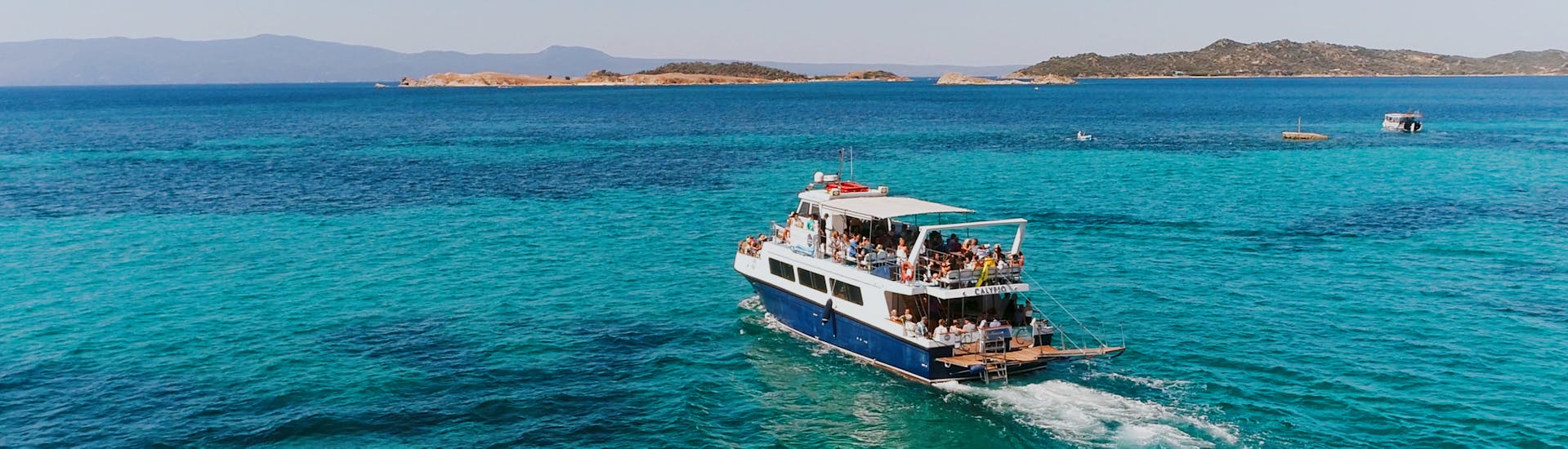 Bateau dans le lagon bleu durant l'excursion en bateau d'Ouranoupolis au Lagon Bleu avec repas grecque.