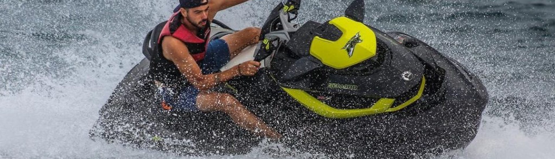 Un instructor durante un tour en moto de agua desde Marbella por la Costa del Sol con Marbella Renting Boat.