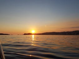 Joli couché de soleil durant la balade en bateau dans le parc national des calanques au coucher du soleil avec Atlantide Promenades en mer Bandol.