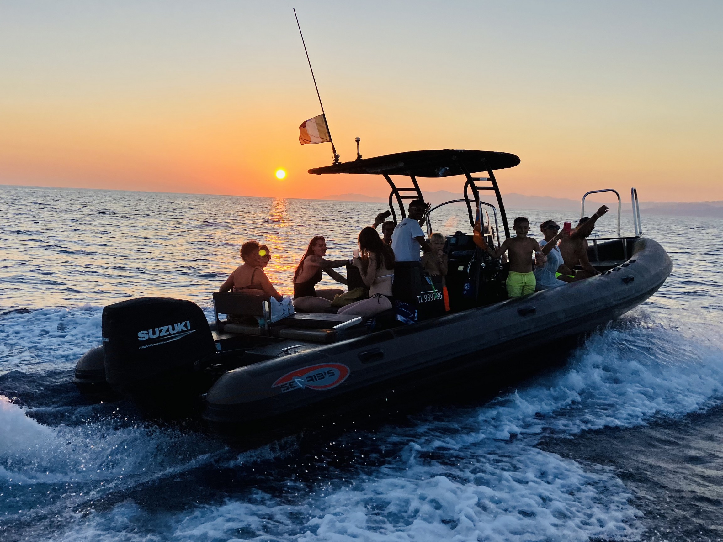 Giro in gommone delle Calanques del Var al tramonto con Atlantide Promenades en mer Bandol.