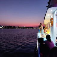 La barca durante il Giro in barca con fondo di vetro al tramonto lungo la costa di Protaras con Protaras Boat Excursion.