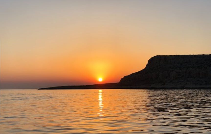 Il tramonto durante il Giro in barca con fondo di vetro al tramonto lungo la costa di Protaras con Protaras Boat Excursion.