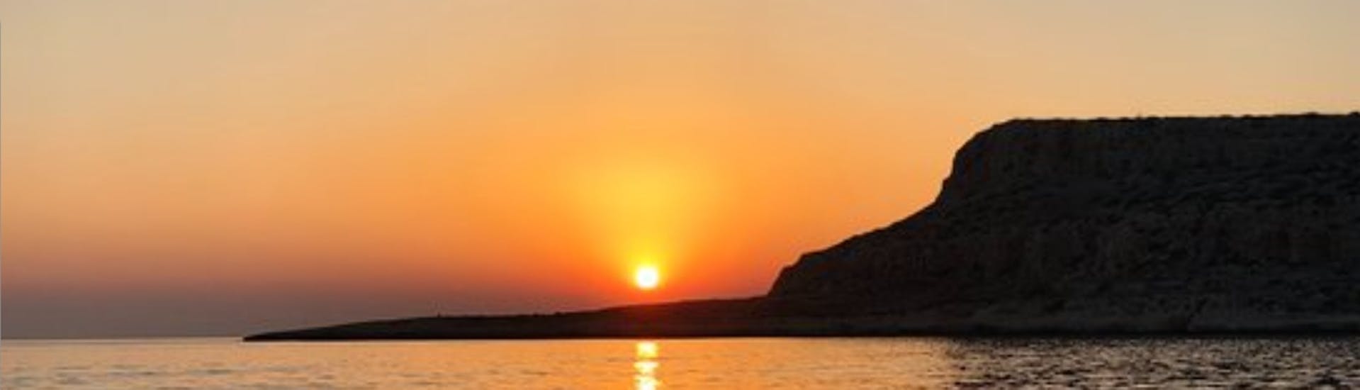 Il tramonto durante il Giro in barca con fondo di vetro al tramonto lungo la costa di Protaras con Protaras Boat Excursion.