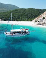 Vue sur le bateau lors de l'Excursion en bateau aux plages de Myrtos Beach & Fteri avec Déjeuner avec Fteri Water Taxi Agia Kiriaki.