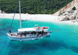 Vista della barca della Gita in barca alle spiagge di Myrtos e Fteri a Cefalonia con pranzo con Fteri Water Taxi Agia Kiriaki.