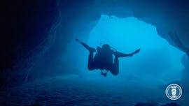 Uno degli istruttori duranteil Corso PADI Discover Scuba Diving ad Addaia a Menorca per principianti con Blue Dive Menorca.