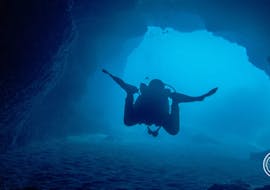 Uno de los instructores de Discover Scuba Diving (PADI) en Addaia en Menorca para principiantes con Blue Dive Menorca.