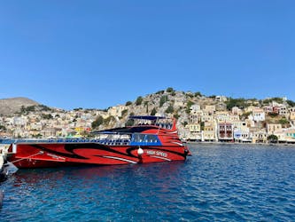 Blick auf das rote Boot bei der Bootstour zur Insel Symi mit Schwimmstopp mit Rhodes Sea Lines.