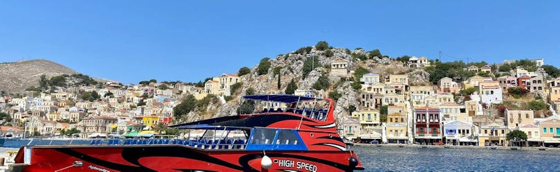 Blick auf das rote Boot bei der Bootstour zur Insel Symi mit Schwimmstopp mit Rhodes Sea Lines.
