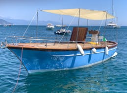 La tipica barca in legno che userete durante la Gita in barca da La Spezia alle Cinque Terre, Porto Venere e alla Grotta di Lord Byron con 5 Terre Boat Experience.