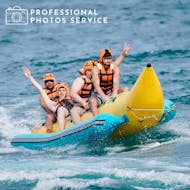 Algunos amigos en una banana Boat y otros hinchables en la costa de Barcelona con Brutal Watersports Barcelona.