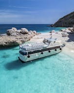 El barco de Dovesesto Cala Gonone durante una parada de la Excursión VIP en Barco desde Cala Gonone con Paradas en Cala Mariolu & Arbatax con Buffet.