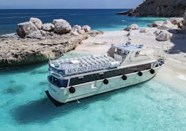 El barco de Dovesesto Cala Gonone durante una parada de la Excursión VIP en Barco desde Cala Gonone con Paradas en Cala Mariolu & Arbatax con Buffet.
