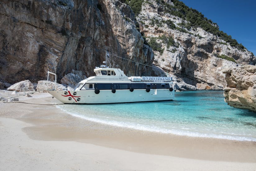 El barco que utilizará durante el viaje en barco VIP de Cala Gonone con paradas en Cala Mariolu y Arbatax con buffet de Dovesesto Cala Gonone.