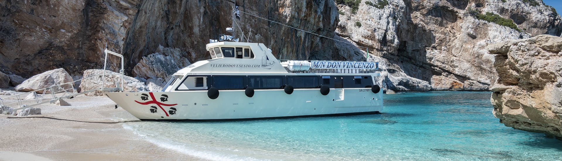 La barca che userete durante la Gita in barca VIP da Cala Gonone con soste a Cala Mariolu e Arbatax con buffet con Dovesesto Cala Gonone.