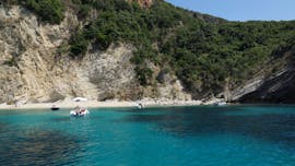 Location de bateau à la plage de St. Petros à Paleokastritsa (jusqu'à 7 personnes) avec Ski Club 105 Boat Rental Corfu.
