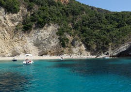 Bootverhuur vanaf St. Petros Beach in Paleokastritsa (tot 7 personen) met Ski Club 105 Boat Rental Corfu.
