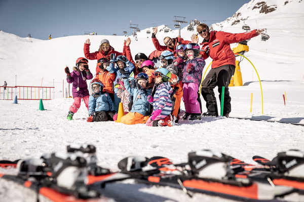 Lezioni di sci per bambini (4-15 anni) di tutti i livelli con Ski School Vacancia Sölden.