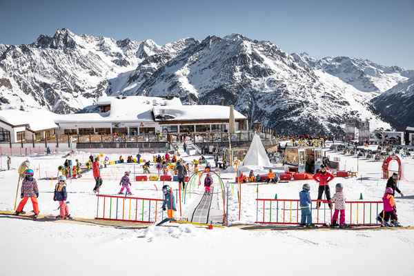 Kids Ski Lessons (4-8 y.) for First Timers incl. Ski Hire Package from Ski School Vacancia Sölden.