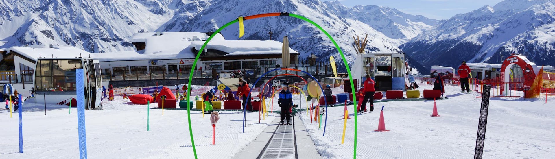 Clases de esquí para niños (4-8 años) de todos los niveles incl. alquiler de esquís.