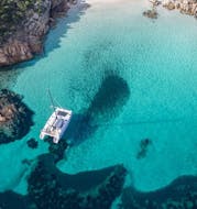Photo du catamaran de Zefiro Experience La Maddalena naviguant pendant la Balade en catamaran autour de l'archipel de La Maddalena avec Snorkeling depuis Palau avec Zefiro Experience La Maddalena.