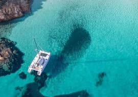 Foto van de catamaran van Zefiro Experience La Maddalena varend tijdens de Catamarantocht rond de La Maddalena-archipel met snorkelen vanuit Palau met Zefiro Experience La Maddalena.