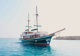 Vue sur le bateau lors de l'Excursion en bateau traditionnel au Blue Lagoon avec Déjeuner & Snorkeling avec Larnaca Napa Sea Cruises.