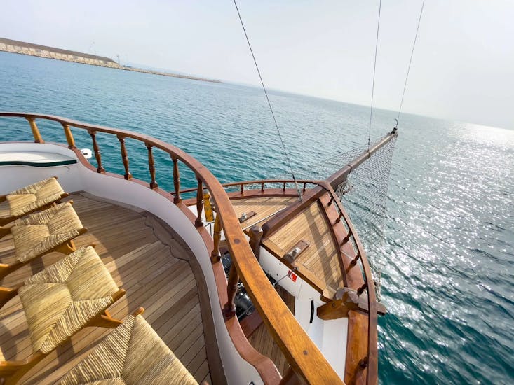 Bateau traditionnel en bois lors de l'Excursion en bateau traditionnel au Blue Lagoon avec Déjeuner & Snorkeling avec Larnaca Napa Sea Cruises.