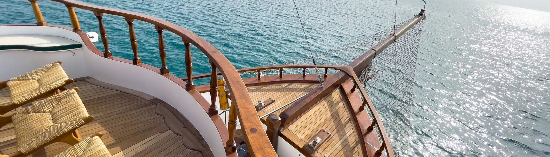 Bateau traditionnel en bois lors de l'Excursion en bateau traditionnel au Blue Lagoon avec Déjeuner & Snorkeling avec Larnaca Napa Sea Cruises.